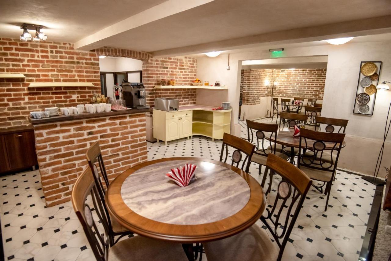Bed and Breakfast Ana Boutique Alba Iulia Esterno foto