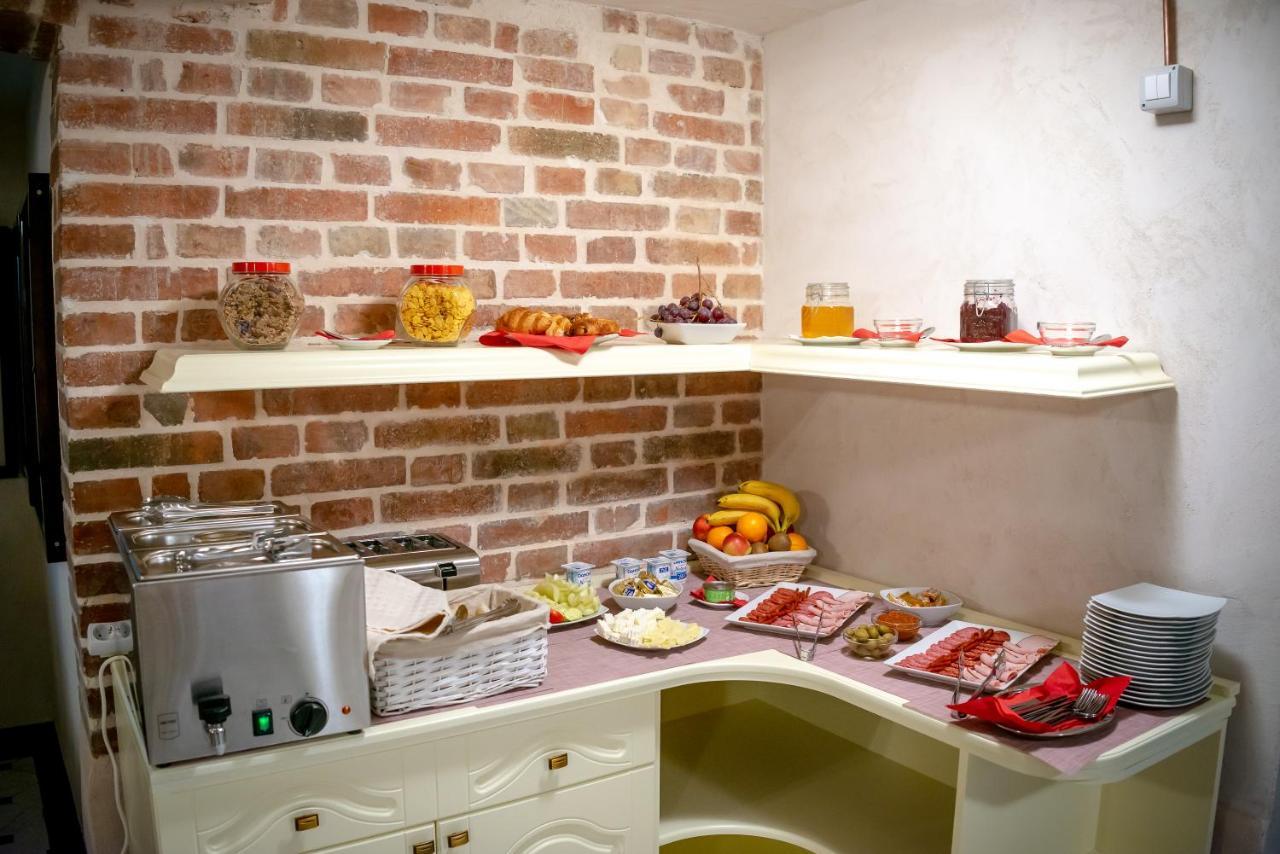 Bed and Breakfast Ana Boutique Alba Iulia Esterno foto